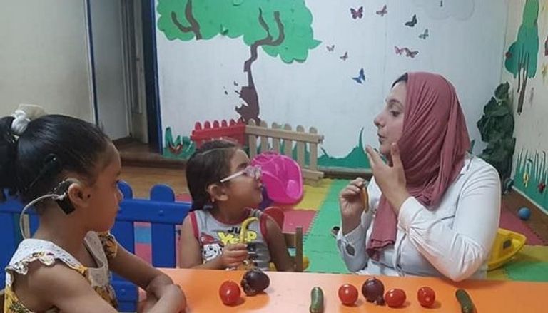 المصرية ياسمين مطر تساعد في تأهيل الأطفال ضعاف السمع