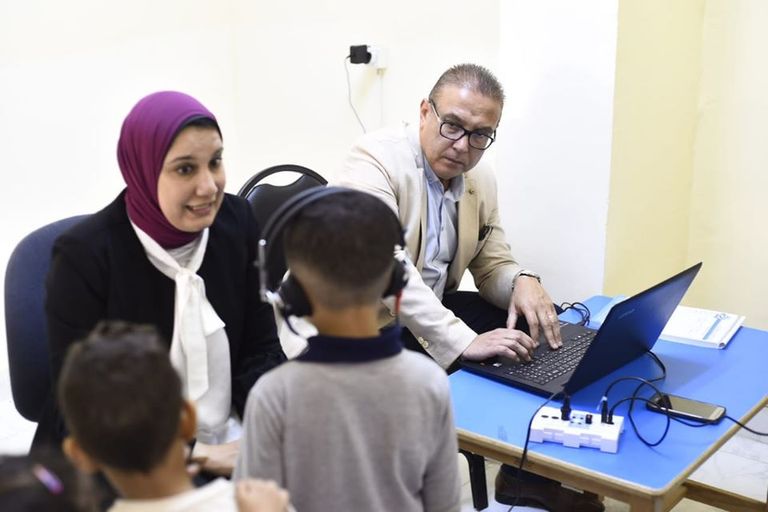 المصرية ياسمين مطر تساعد في تأهيل الأطفال ضعاف السمع