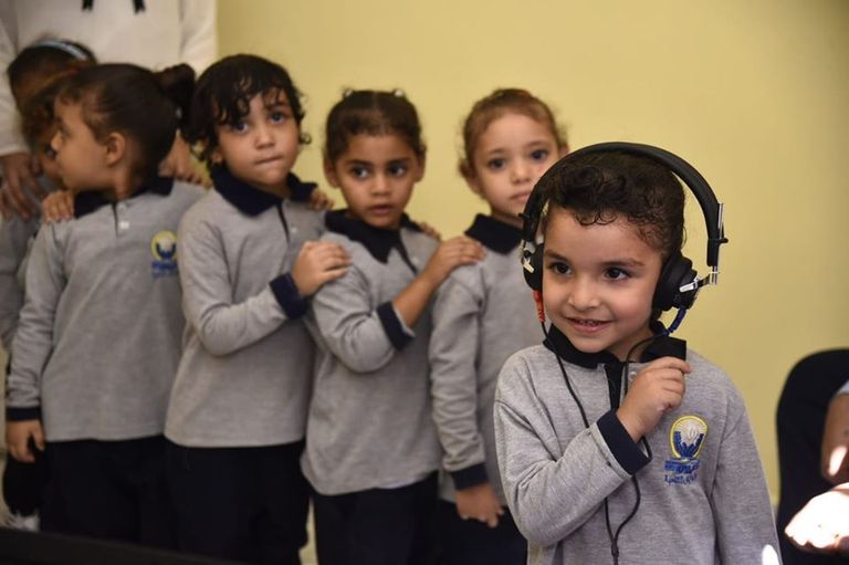 المصرية ياسمين مطر تساعد في تأهيل الأطفال ضعاف السمع