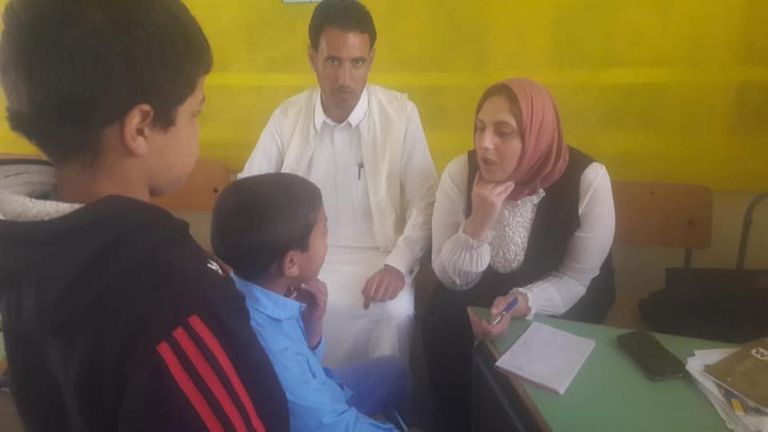 المصرية ياسمين مطر تساعد في تأهيل الأطفال ضعاف السمع