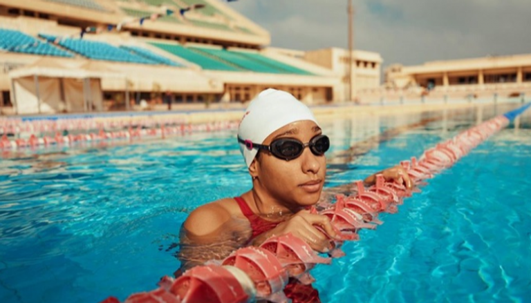 السباحة المصرية آية أيمن تحدت ظروفها وحصلت على كثير من الميداليات