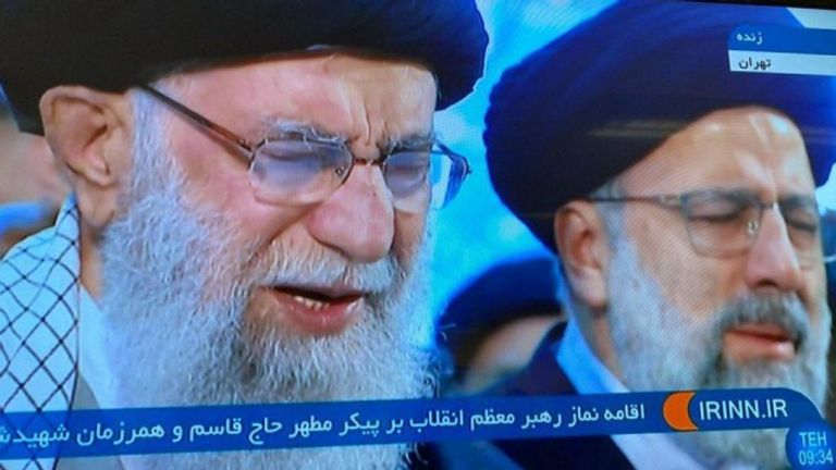 خامنئي خلال مراسم تشييع جنازة قاسم سليماني