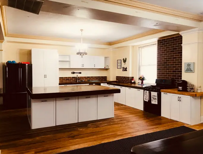 المكان التاريخي يتحول إلى مسكن عائلي