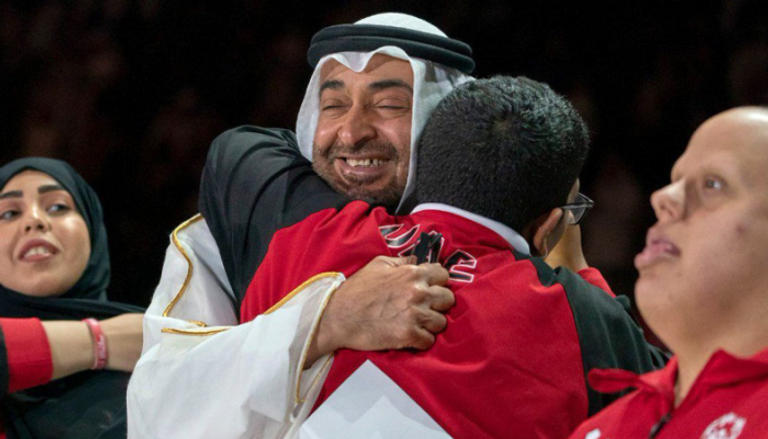 الشيخ محمد بن زايد آل نهيان يحتضن أحد المشاركين بالأولمبياد