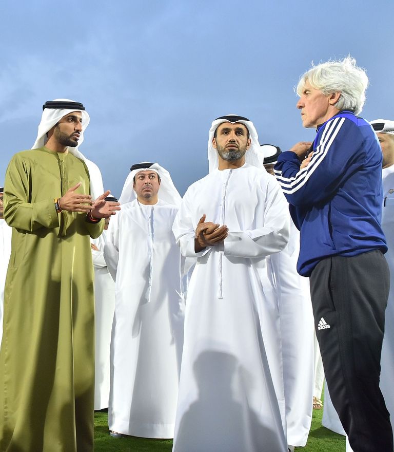 الشيخ راشد بن حميد النعيمي مع لاعبي الإمارات