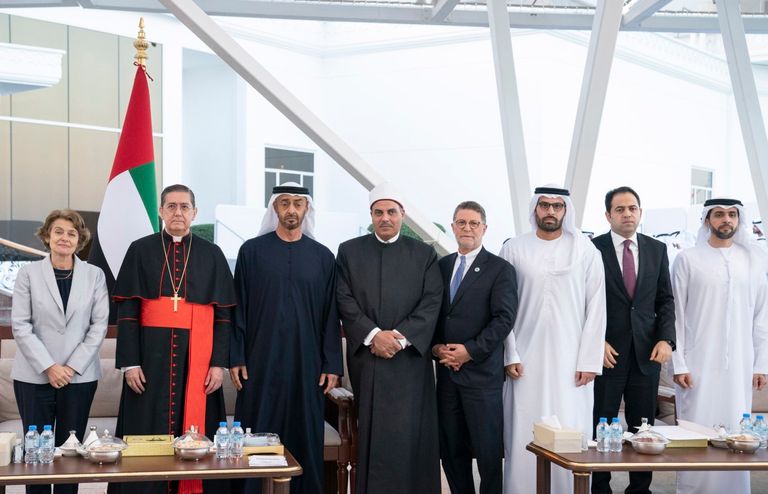 الشيخ محمد بن زايد آل نهيان يتبادل الحديث مع أعضاء اللجنة