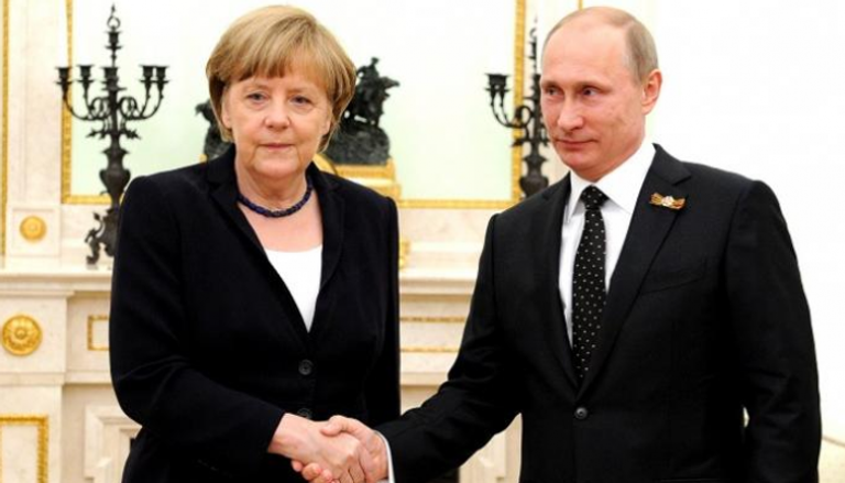 أنجيلا ميركل وفلاديمير بوتين في لقاء سابق