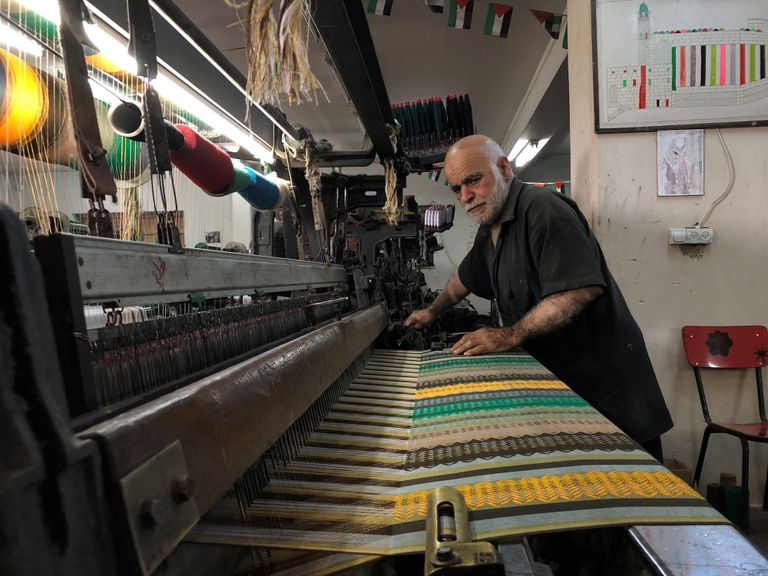 الكوفية الفلسطينية.. لباس شعبي بات رمزا للمقاومة