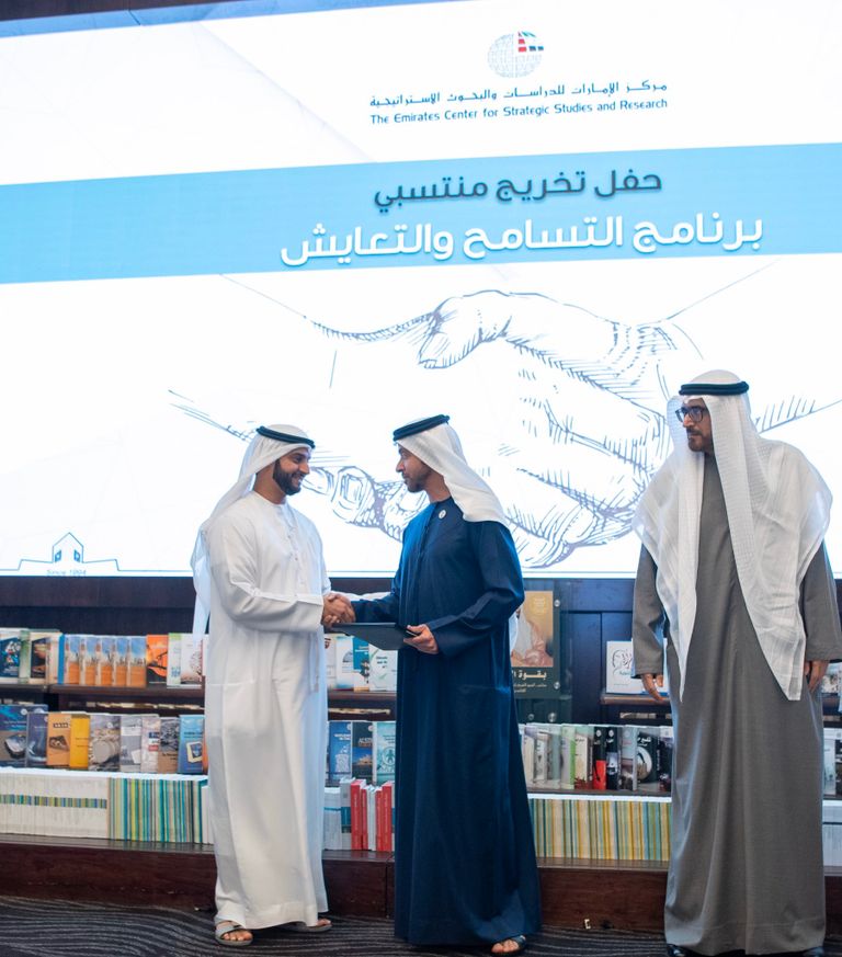 هزاع بن زايد يشهد تخريج دفعة ثانية من برنامج