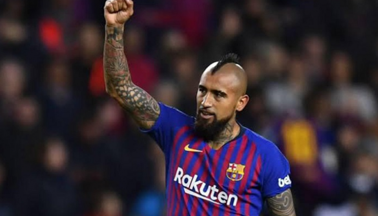 أرتورو فيدال جناح برشلونة الإسباني كريستيان إريكسن