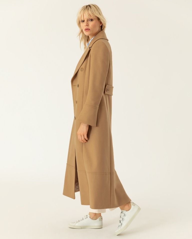 المعطف يتألق هذا الشتاء بألوان فاتحة مثل الزيتوني