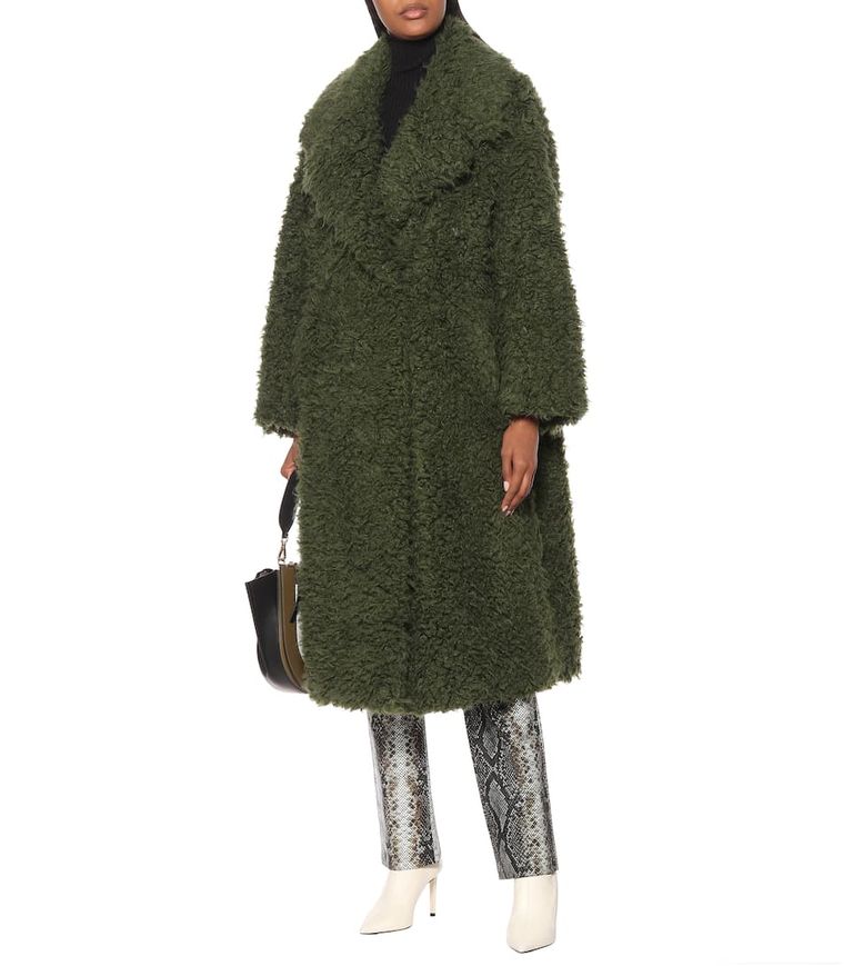 المعطف يتألق هذا الشتاء بألوان فاتحة مثل الزيتوني