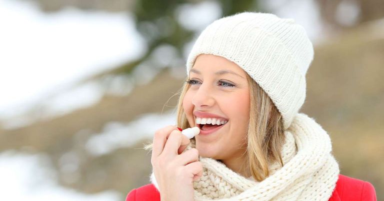 تشقق الشفاه أحد أبرز مظاهر الضرر من الطقس البارد