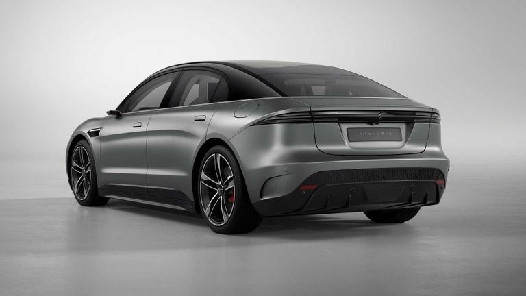 السيارة الأولى من 