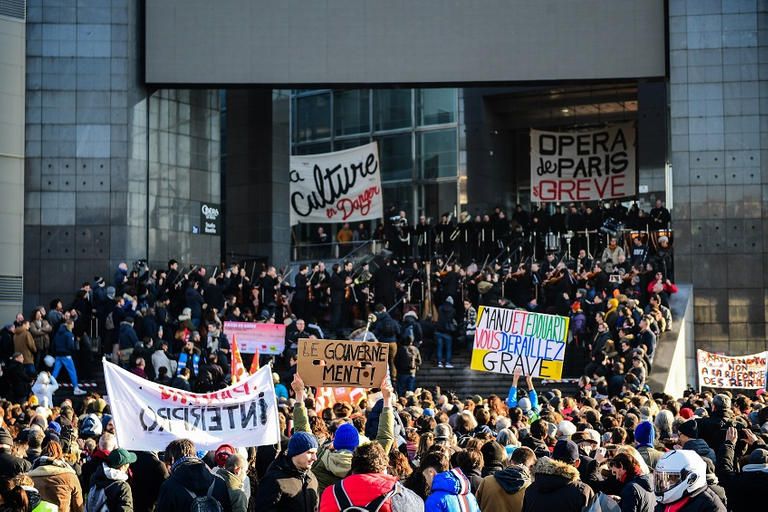 عمال شركة النفط الفرنسية توتال يتجمعون أمام مصفاة النفط في دونجس - رويترز