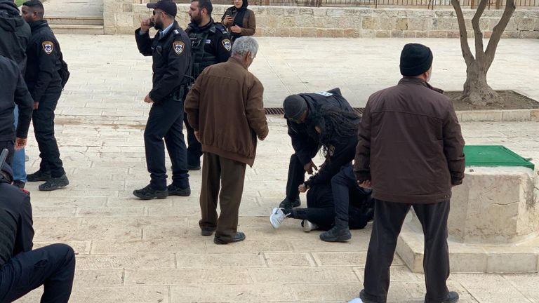 اعتقالات اليوم قبالة باب الرحمة