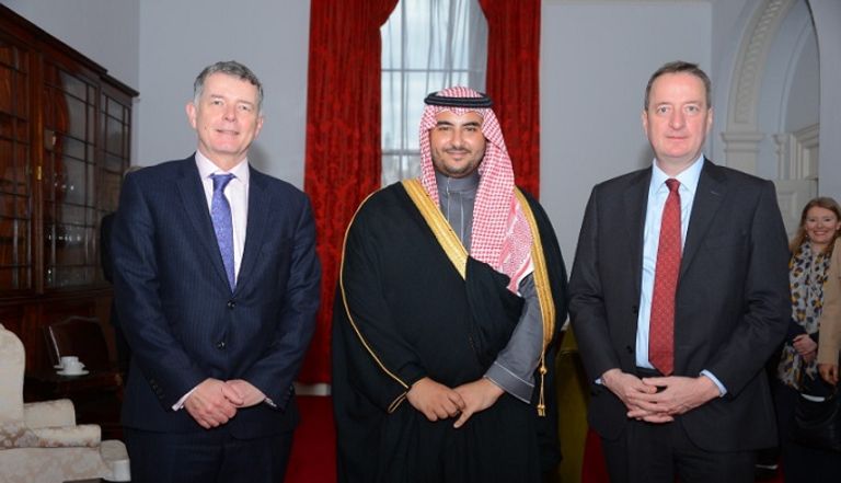 الأمير خالد بن سلمان وبن والاس خلال اللقاء