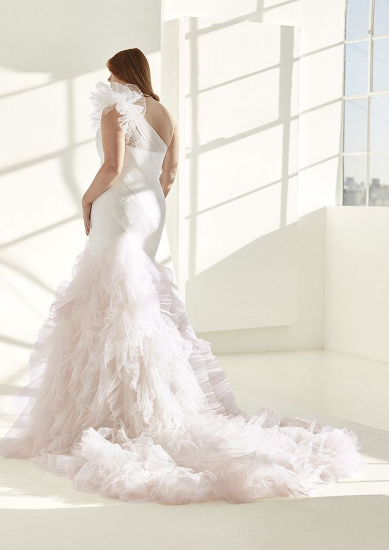 آشلي جراهام مع أحد فساتينها