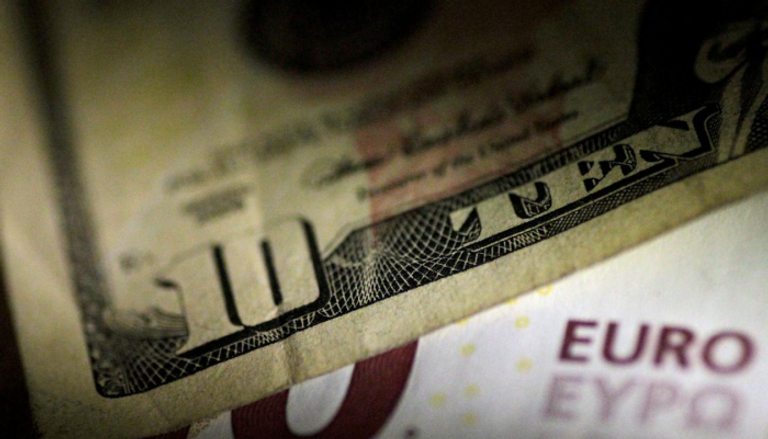 الدولار يتمسك بمعظم مكاسبه التي حققها مقابل العملات الرئيسية