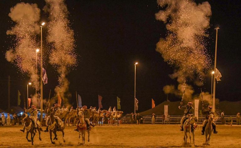 الجمهور يتفاعل بشغف مع فعالية الخيول وإطلاق البارود في المهرجان
