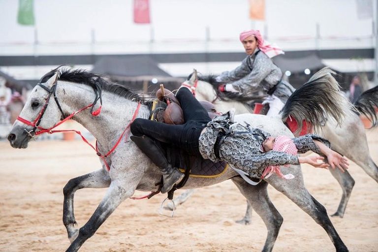 الجمهور يتفاعل بشغف مع فعالية الخيول وإطلاق البارود في المهرجان