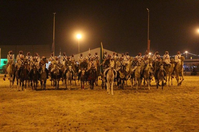 الجمهور يتفاعل بشغف مع فعالية الخيول وإطلاق البارود في المهرجان