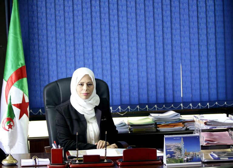 بسمة عزوز أول وزيرة محجبة بالجزائر جانب من اجتماع مجلس الوزراء الجزائري