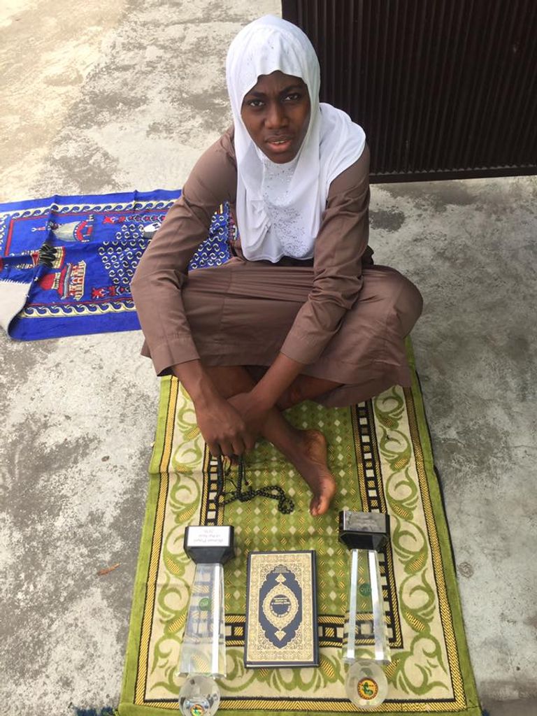 أوشوالا على سجادة الصلاة أوشوالا بقميص البارسا