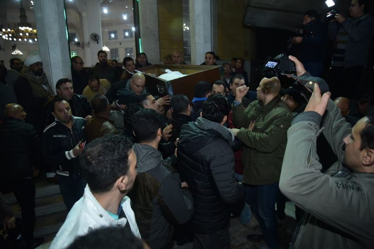 إيهاب توفيق يحمل جثمان والده 