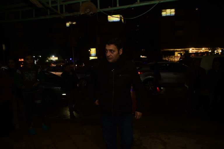 إيهاب توفيق يحمل جثمان والده 