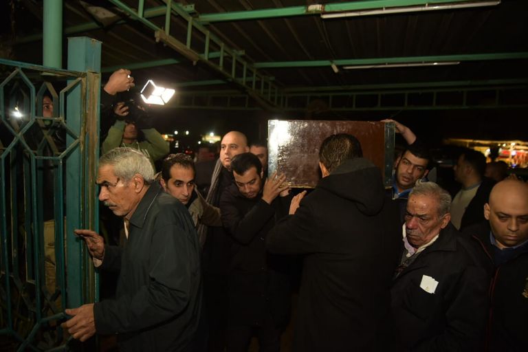 إيهاب توفيق يحمل جثمان والده 