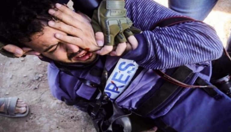لحظة استهداف قناصة إسرائيل الصحفي عطية درويش - أرشيفية
