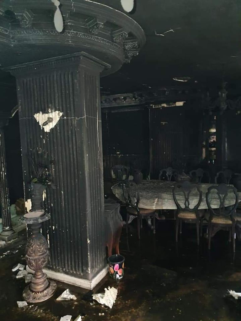 آثار الحريق واضحة على واجهة الفيلا