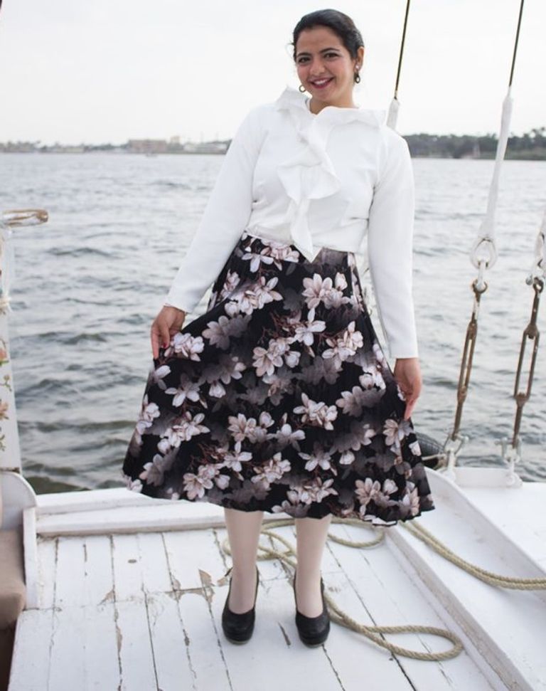 إيمان أسامة تُعلِّم إحدى الفتيات قيادة السكوتر