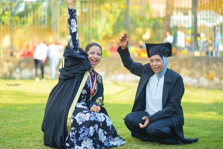 إيمان أسامة تُعلِّم إحدى الفتيات قيادة السكوتر