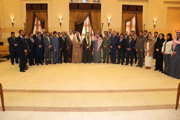 وزير الخارجية السعودي مع أعضاء البعثة الدبلوماسية بتونس الرئيس التونسي ووزير الخارجية السعودي