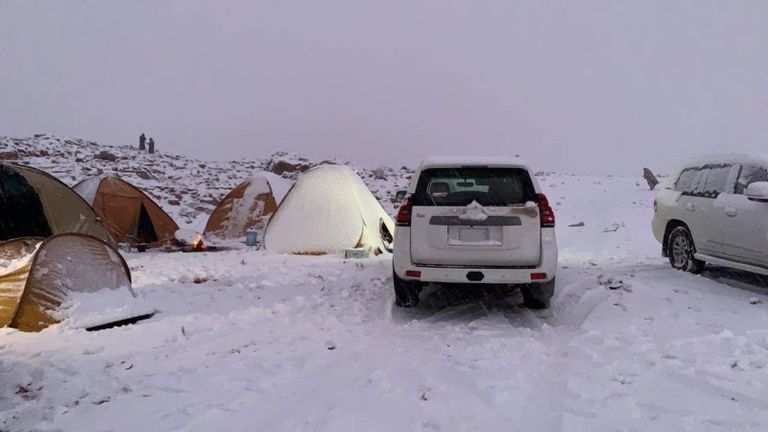 جمعة بيضاء في تبوك تتساقط الثلوج على جبال اللوز السعودية