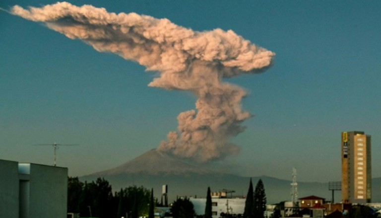 بركان "بوبوكاتيبيتل" يطلق سحابة كثيفة من الرماد 