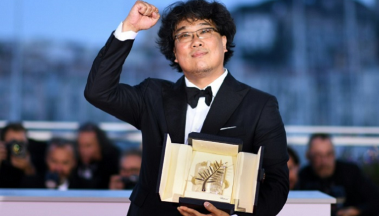 المخرج الكوري الجنوبي بونج جون-خو خلال تسلمه السعفة الذهبية في مهرجان كان 2019