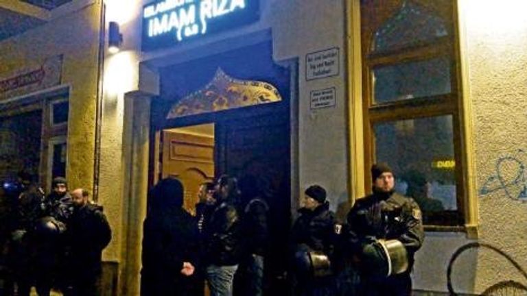 المسجد من الخارج وانتشار شرطي واسع 