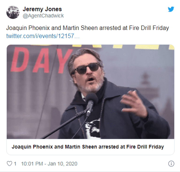 خواكين فينيكس أثناء تسلمه أفضل ممثل في "الجولدن جلوب"