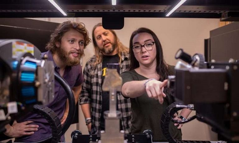 الفريق البحثي يتابع نتيجة الأشعة الفريق البحثي يتابع نتيجة الأشعة