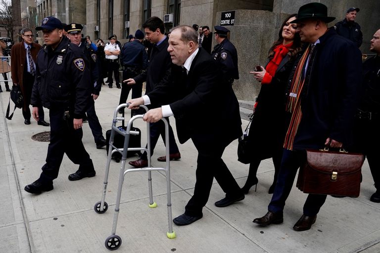 من المظاهرة النسائية أمام المحكمة