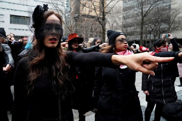 من المظاهرة النسائية أمام المحكمة