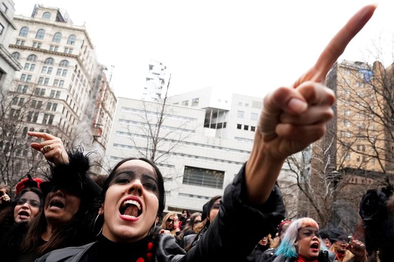 من المظاهرة النسائية أمام المحكمة