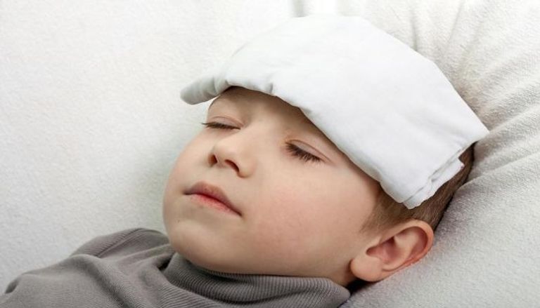 الكمادات تساعد على تخفيض حرارة الأطفال