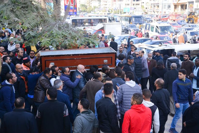 بكاء محمد منير في جنازة مدير أعماله