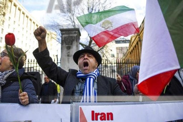 جانب من مظاهرة الإيرانيين في بريطانيا