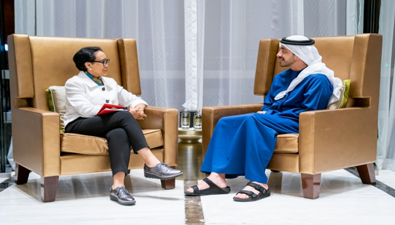 الشيخ عبدالله بن زايد خلال لقاء وزيرة خارجية إندونيسيا