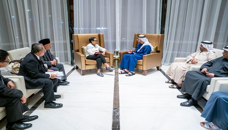 الشيخ عبدالله بن زايد خلال لقاء وزيرة خارجية إندونيسيا
